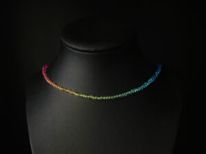 Дамско колие от преливащи оцветени кристали